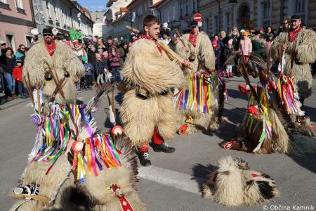 Kamnik so obiskali koranti iz Zamušanov pri Ptuju in v mestno jedro privabili nepregledno množico, željno ogleda tradicionalne pustne šege (63)